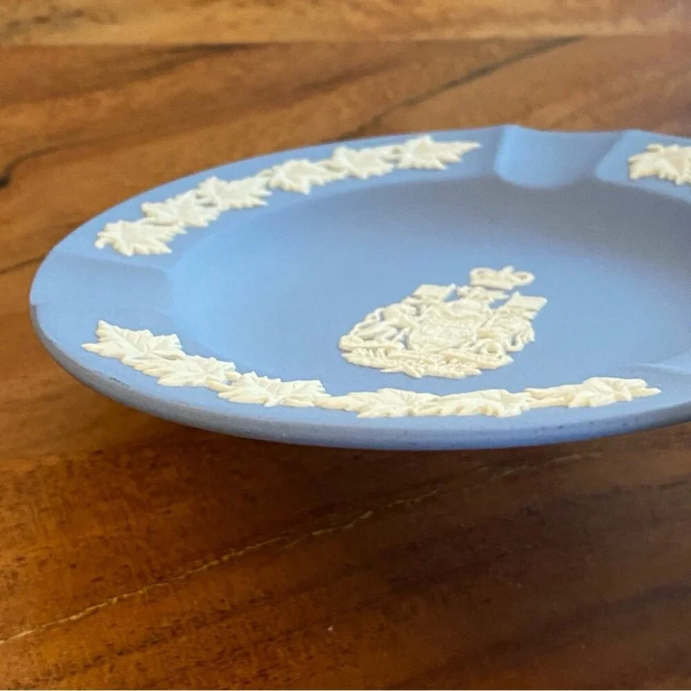 Wedgwood Jasperware Canada Coat of Arms Small Dish - Picture 4 of 11